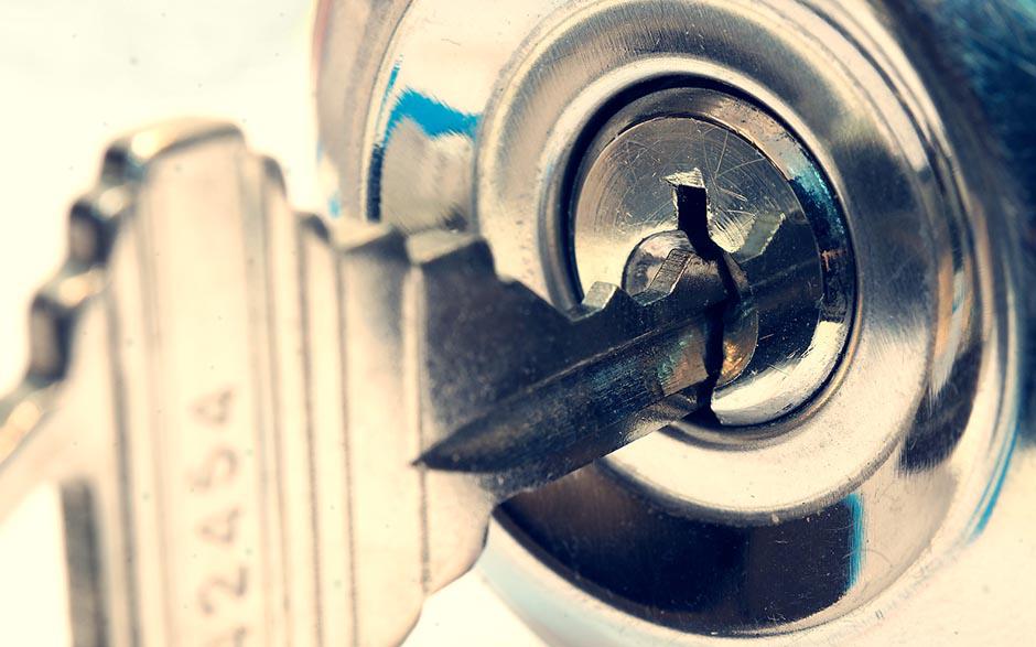 changer un barillet de porte fermée Othis